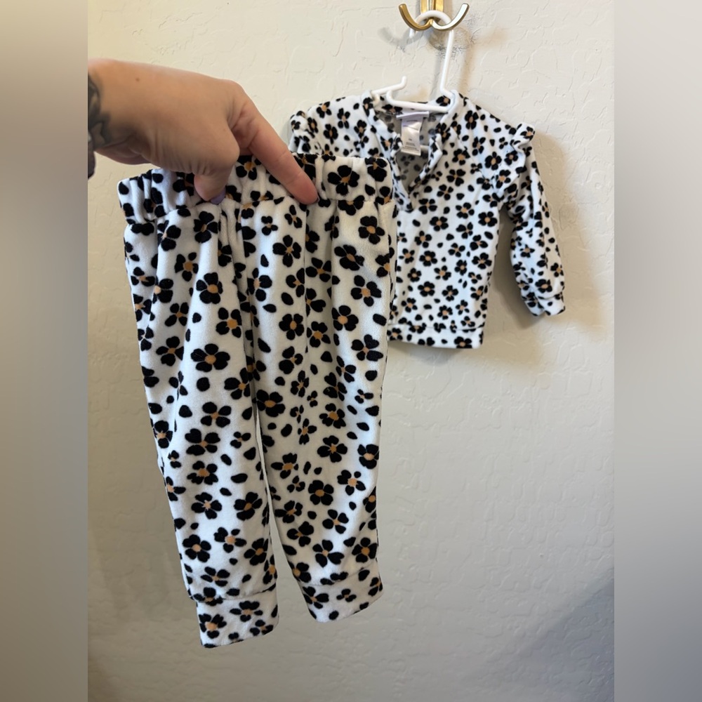 Little Lass White Floral Fleece Pajama Set with Black & Tan Flowers